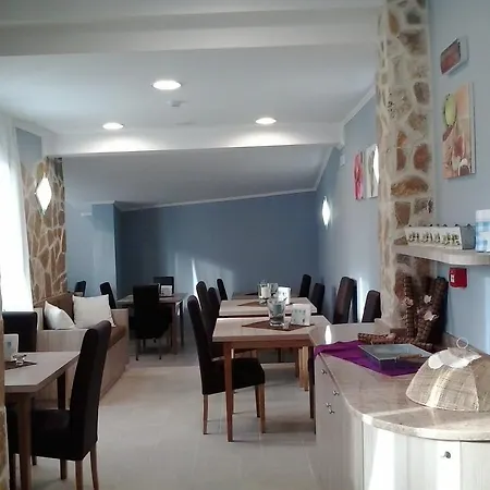 Πανσιόν La Maison Rouge